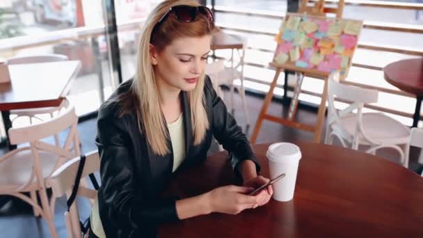 Rubia en la cafetería — Vídeo de stock