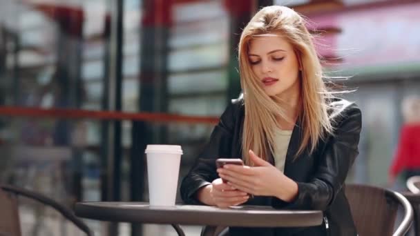 Rubia en la cafetería — Vídeo de stock