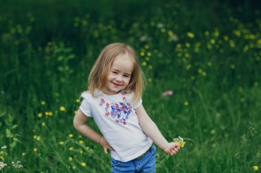 çocuğun yanında ağaç