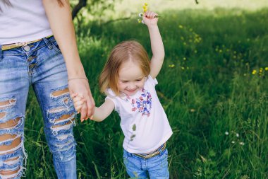 çocuğun anne ile ağacı yanında