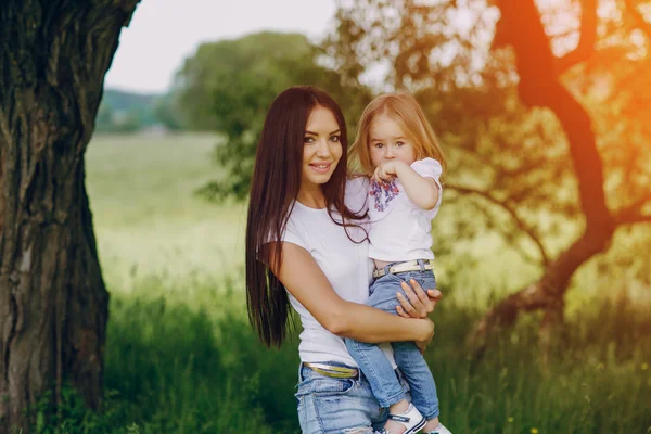 Barn nära träd med mamma — Stockfoto