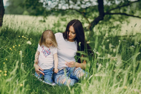 Barn nära träd med mamma — Stockfoto