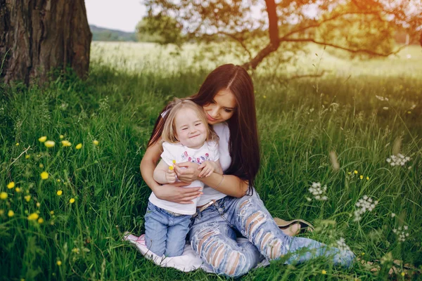 Çocuğun anne ile ağacı yanında — Stok fotoğraf