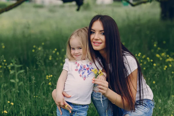 Dítě v blízkosti stromu s mámou — Stock fotografie