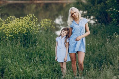 Anne ve kızı dışında