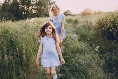 Anne ve kızı dışında