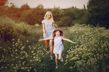 Anne ve kızı dışında