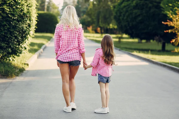 Genç aile anne ve kızı