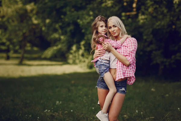 Familia joven madre e hija —  Fotos de Stock