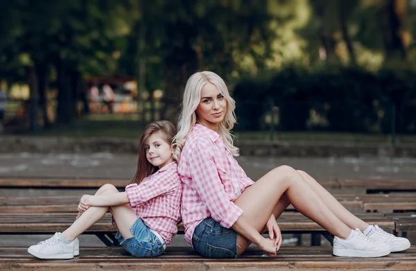 Ung familj mor och dotter — Stockfoto