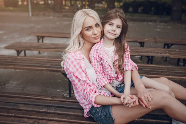 Jonge familie moeder en dochter — Stockfoto