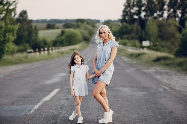 Mutter und Tochter draußen — Stockfoto