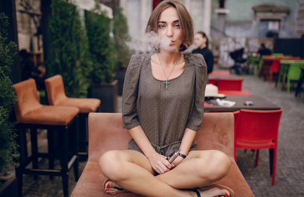 Fille avec e-cigarette — Photo