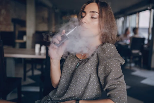 Menina com e-cigarro — Fotografia de Stock