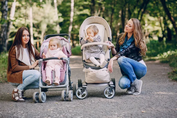 Familjevandring i parken — Stockfoto