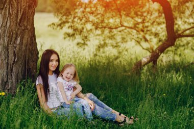 çocuğun anne ile ağacı yanında