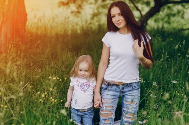 çocuğun anne ile ağacı yanında