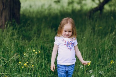 çocuğun yanında ağaç