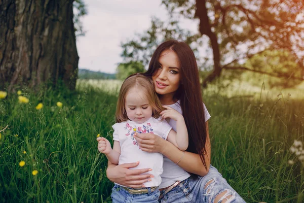 Çocuğun anne ile ağacı yanında — Stok fotoğraf