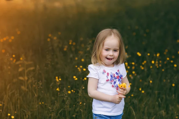 Niño cerca del árbol —  Fotos de Stock