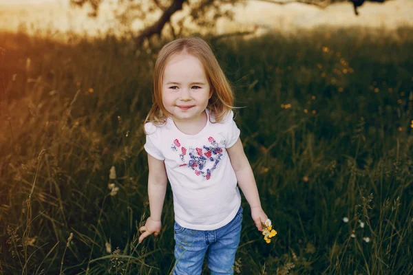 Niño cerca del árbol —  Fotos de Stock