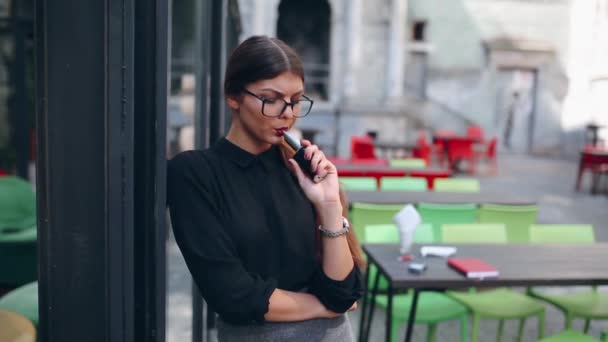 Chica con el cigarrillo electrónico — Vídeo de stock