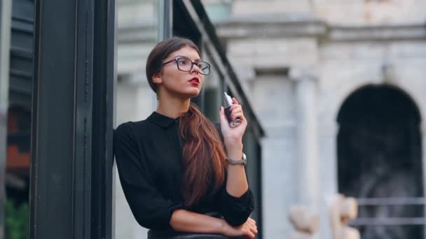 Chica con el cigarrillo electrónico — Vídeos de Stock