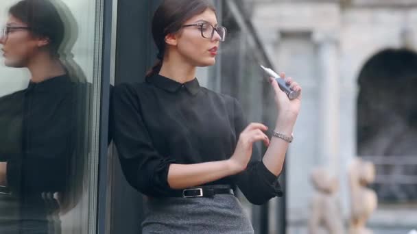 Chica con el cigarrillo electrónico — Vídeo de stock