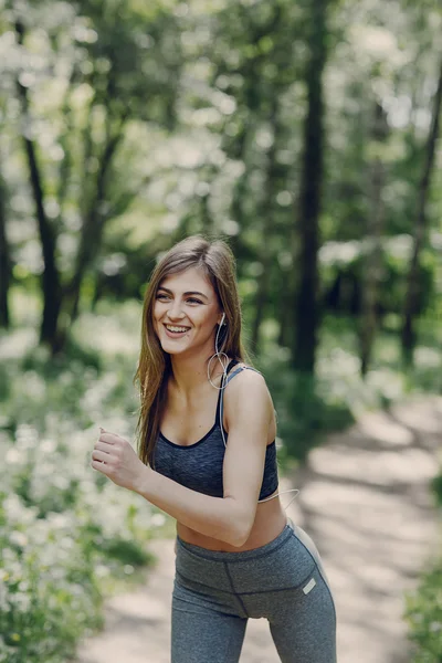 Hermosa chica deportiva — Foto de Stock