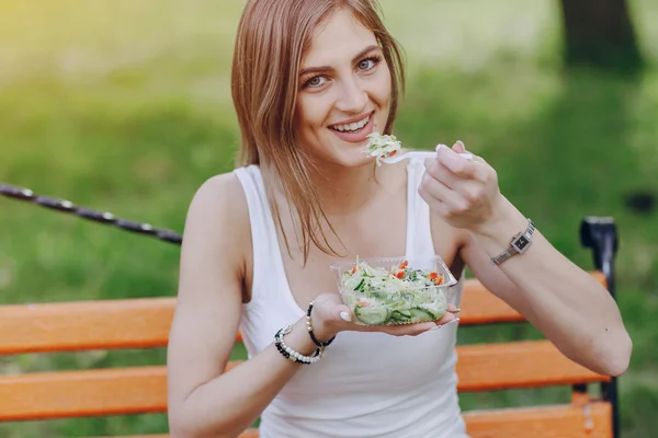 Diéta élelmiszer szép lány — Stock Fotó