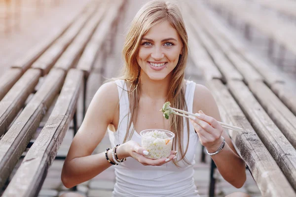 Dieta comida menina bonita — Fotografia de Stock