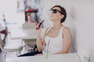 elektronik sigara ile kız