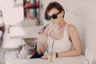 elektronik sigara ile kız