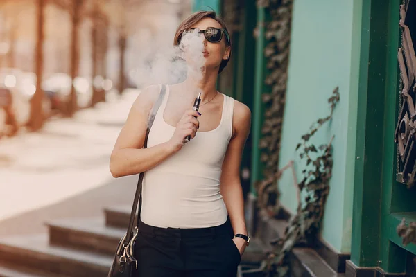 Girl with the electronic cigarette — Stock Photo, Image