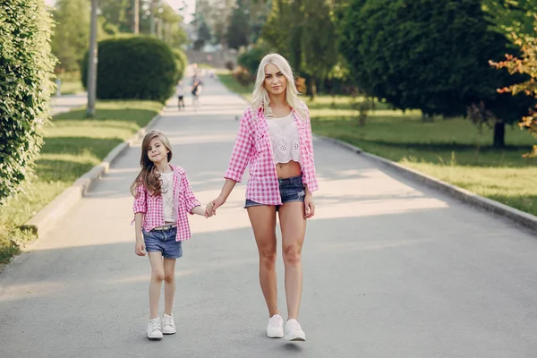 Ung familj mor och dotter — Stockfoto