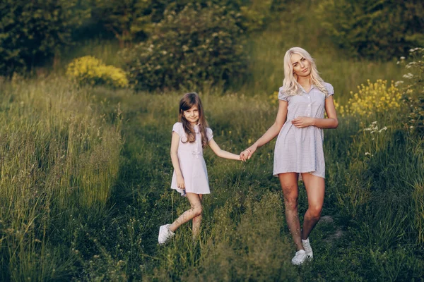 Mom and daughter outside — Stock Photo, Image