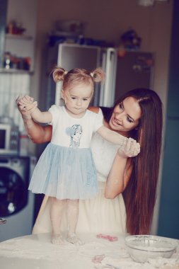 Anne ve kızı mutfakta.