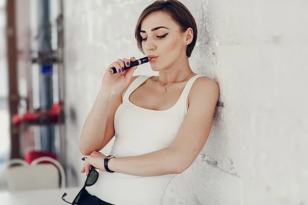 Menina com o cigarro eletrônico — Fotografia de Stock