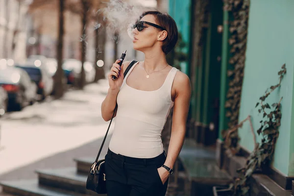 Girl with the electronic cigarette — Stock Photo, Image