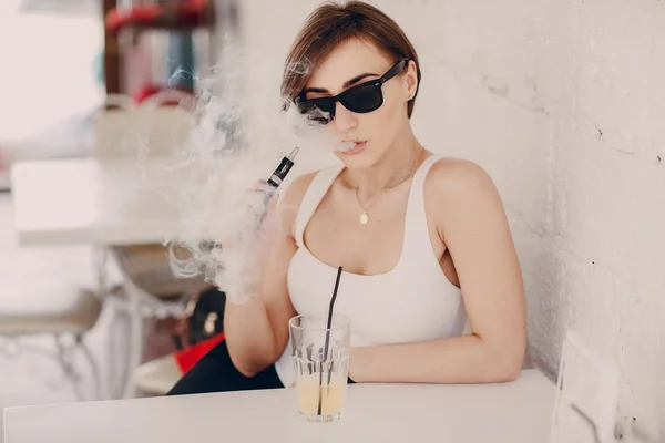 Menina com o cigarro eletrônico — Fotografia de Stock