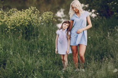 Anne ve kızı dışında