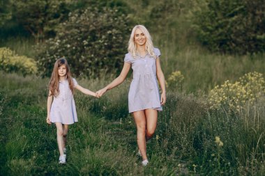 Anne ve kızı dışında