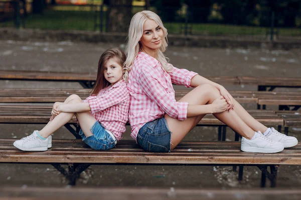 Young family mother and daughter — Stock Photo, Image