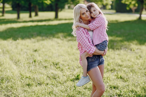 Jonge familie moeder en dochter — Stockfoto