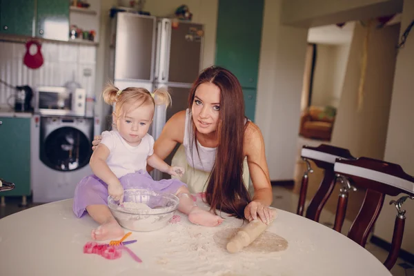Мати і дочка на кухні — стокове фото