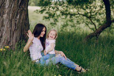 çocuğun anne ile ağacı yanında