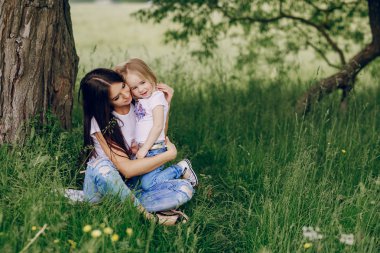 çocuğun anne ile ağacı yanında