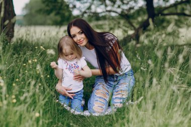 çocuğun anne ile ağacı yanında