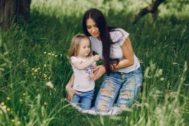 çocuğun anne ile ağacı yanında