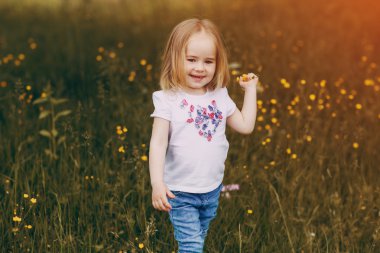 çocuğun yanında ağaç